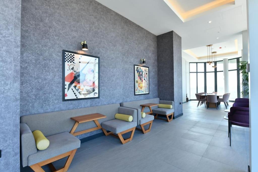 Center Luxurious